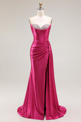 Glitzerndes Fuchsia Meerjungfrau Herzausschnitt Perlenbesetztes Plissiertes Langes Ballkleid mit Schlitz